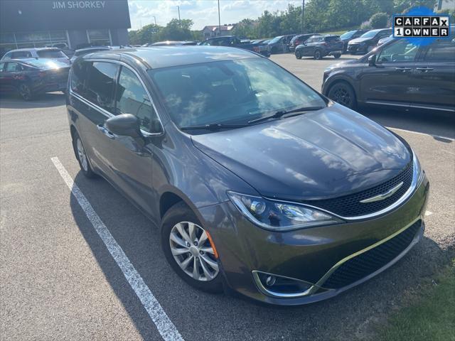 Photo of 2018 Granite Crystal Metallic Clearcoat Chrysler Pacifica