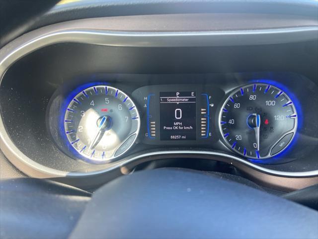 Photo of 2018 Granite Crystal Metallic Clearcoat Chrysler Pacifica