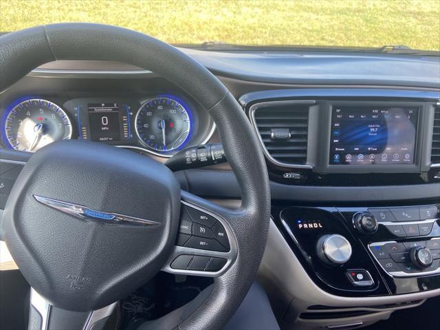 Photo of 2018 Granite Crystal Metallic Clearcoat Chrysler Pacifica