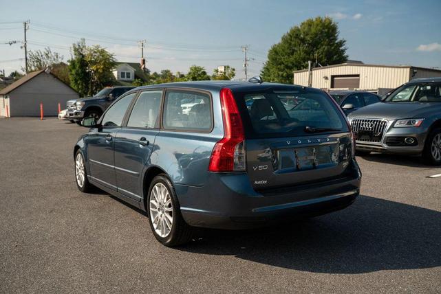 Photo of 2010 Barents Blue Metallic Volvo V50