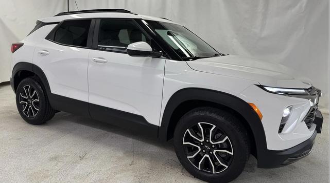 Photo of 2024 Summit White Chevrolet Trailblazer