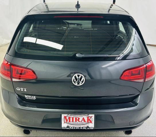 Photo of 2017 Deep Black Pearl Volkswagen Golf GTI