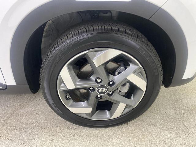 Photo of 2024 Lunar White w/Black Roof Hyundai VENUE