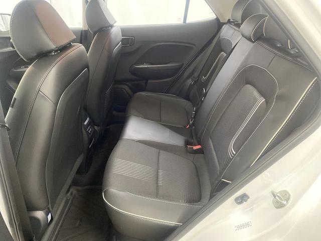 Photo of 2024 Lunar White w/Black Roof Hyundai VENUE