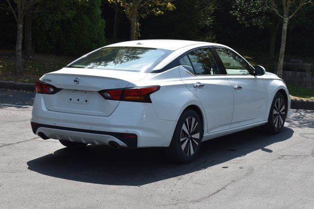 Photo of 2020 Pearl White Tricoat Nissan Altima