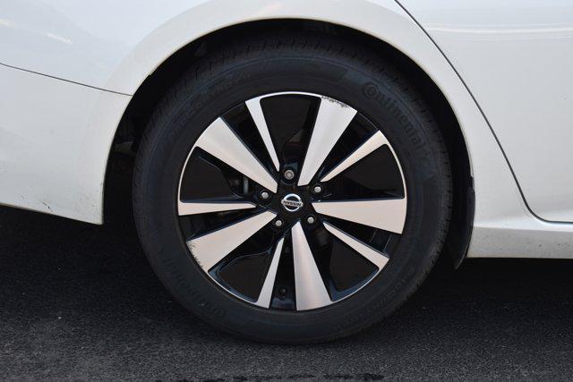 Photo of 2020 Pearl White Tricoat Nissan Altima