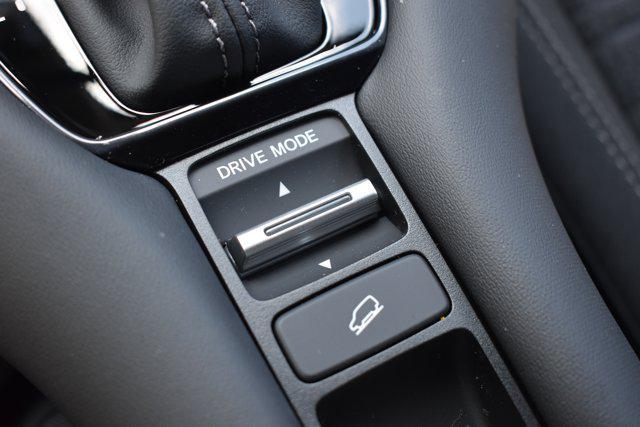 Photo of 2026 Platinum White Pearl Honda HR-V