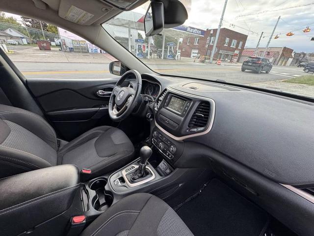 Photo of 2015 Silver Jeep Cherokee