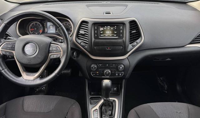 Photo of 2015 Silver Jeep Cherokee