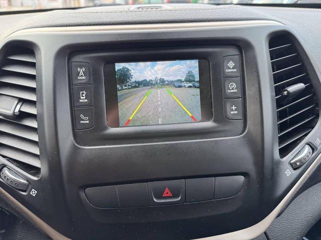 Photo of 2015 Silver Jeep Cherokee