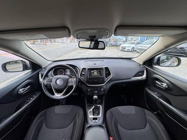Photo of 2015 Silver Jeep Cherokee