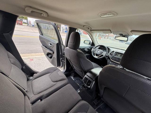 Photo of 2015 Silver Jeep Cherokee