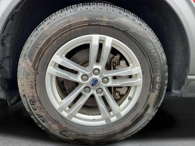 Photo of 2022 Rapid Red Metallic Tinted Clearcoat Ford Explorer
