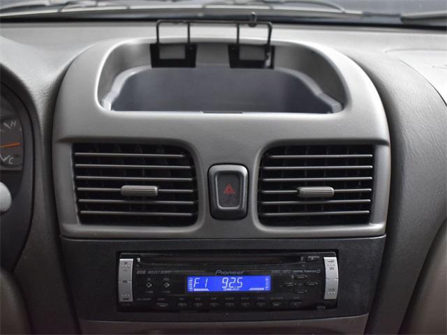 Photo of 2002 Cloud White Nissan Sentra