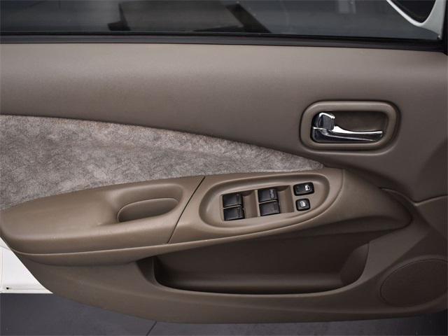 Photo of 2002 Cloud White Nissan Sentra
