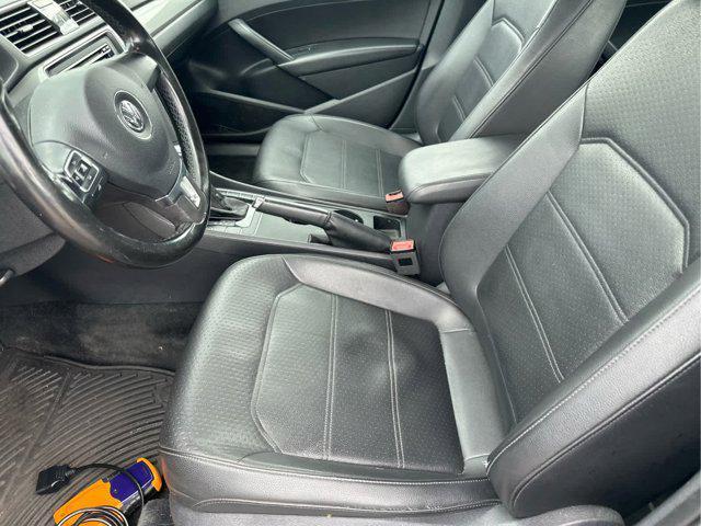 Photo of 2015 Black Uni Volkswagen Passat