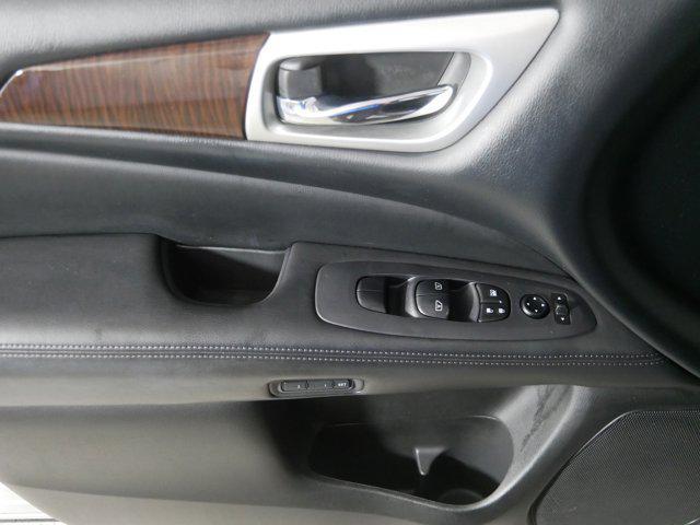 Photo of 2015 Brilliant Silver Nissan Pathfinder