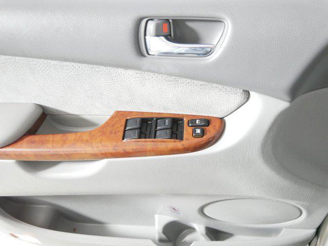 Photo of 2004 Silver Shadow Pearl Toyota Sienna