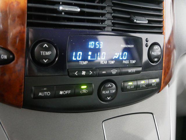 Photo of 2004 Silver Shadow Pearl Toyota Sienna