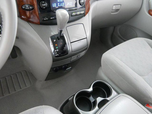 Photo of 2004 Silver Shadow Pearl Toyota Sienna