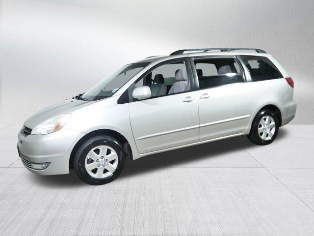 Photo of 2004 Silver Shadow Pearl Toyota Sienna
