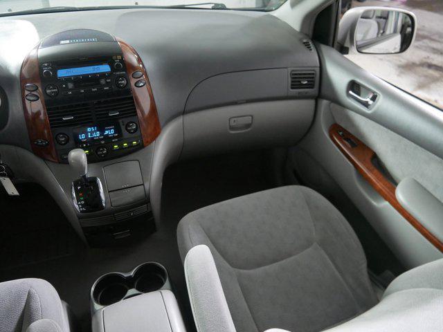 Photo of 2004 Silver Shadow Pearl Toyota Sienna