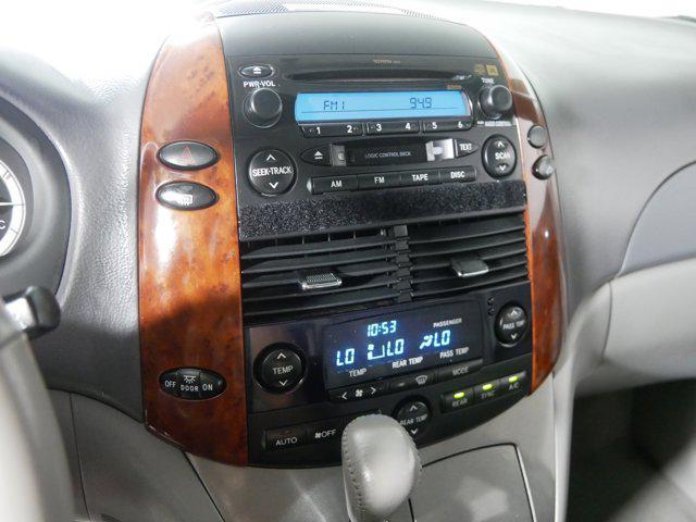 Photo of 2004 Silver Shadow Pearl Toyota Sienna