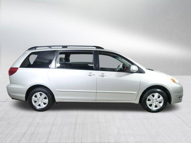 Photo of 2004 Silver Shadow Pearl Toyota Sienna