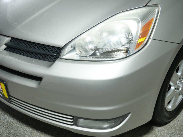 Photo of 2004 Silver Shadow Pearl Toyota Sienna