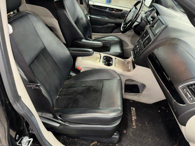 Photo of 2017 Black Onyx Crystal Pearlcoat Dodge Grand Caravan