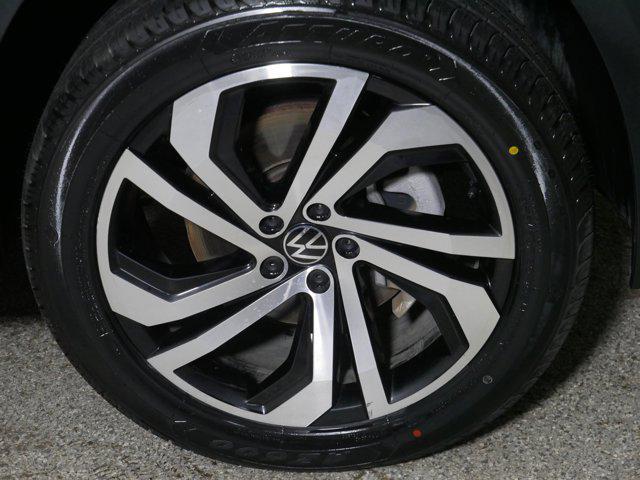 Photo of 2021 Pure Gray Volkswagen Atlas Cross Sport