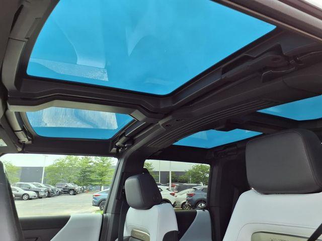 Photo of 2025 White GMC HUMMER EV SUV