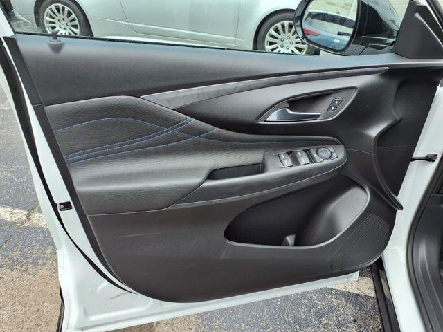 Photo of 2025 Summit White Buick Envista
