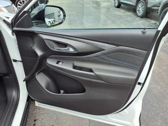 Photo of 2025 Summit White Buick Envista