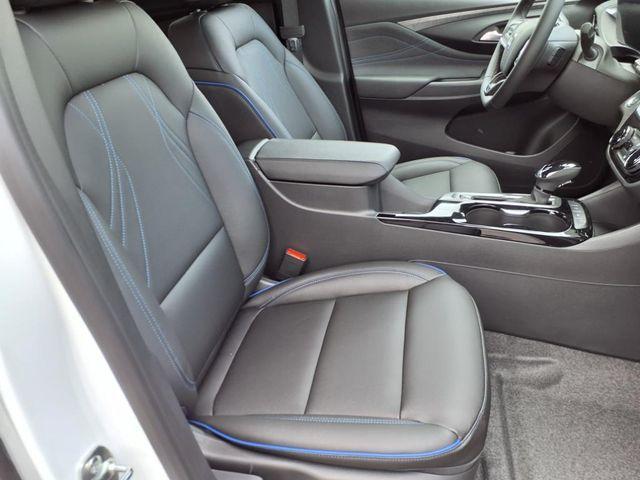 Photo of 2025 Summit White Buick Envista