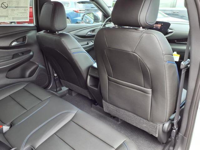 Photo of 2025 Summit White Buick Envista