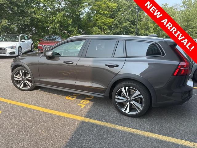 Photo of 2024 Platinum Gray Metallic Volvo V60 Cross Country