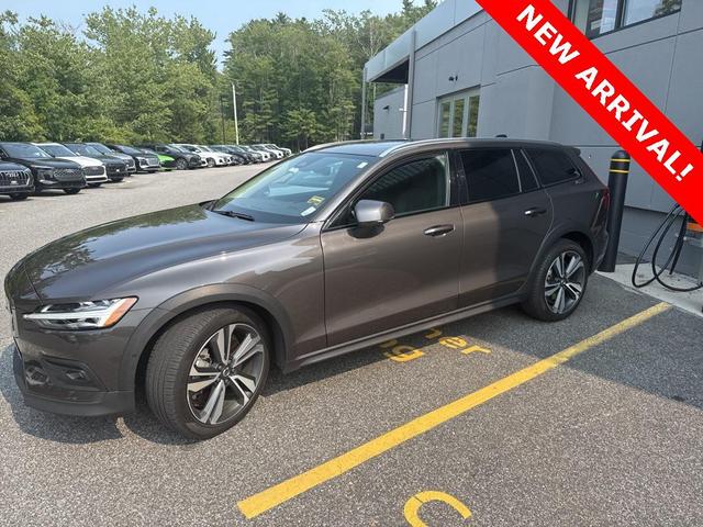 Photo of 2024 Platinum Gray Metallic Volvo V60 Cross Country