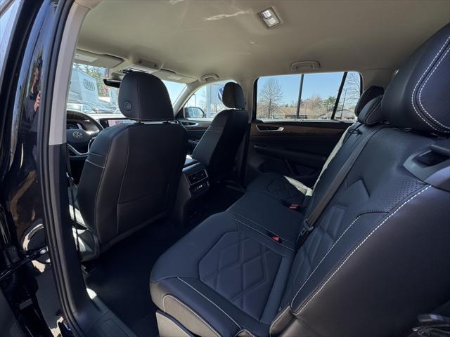Photo of 2025 Deep Black Pearl Volkswagen Atlas