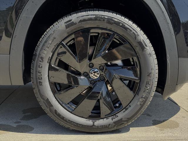 Photo of 2025 Deep Black Pearl Volkswagen Atlas