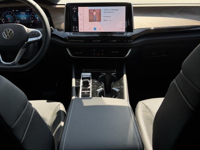 Photo of 2025 Deep Black Pearl Volkswagen Atlas