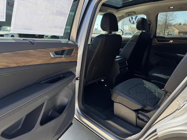 Photo of 2025 Silver Mist Metallic Volkswagen Atlas