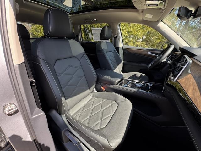 Photo of 2025 Silver Mist Metallic Volkswagen Atlas