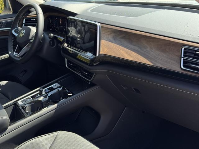 Photo of 2025 Silver Mist Metallic Volkswagen Atlas