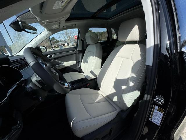 Photo of 2025 Mythos Black Metallic Audi Q3