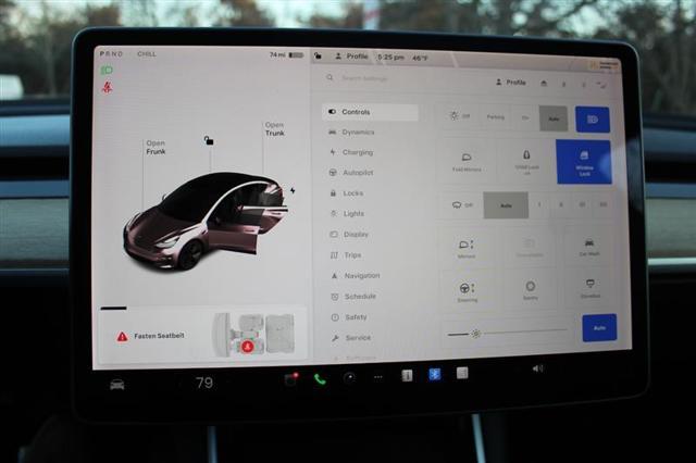 Photo of 2018 Deep Blue Metallic Tesla Model 3