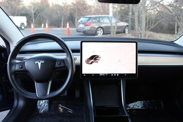 Photo of 2018 Deep Blue Metallic Tesla Model 3
