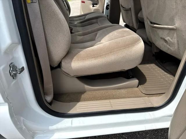 Photo of 2005 Summit White GMC Sierra 2500