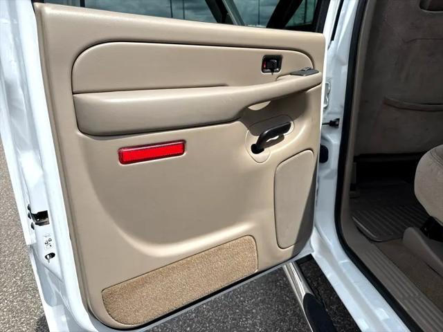 Photo of 2005 Summit White GMC Sierra 2500