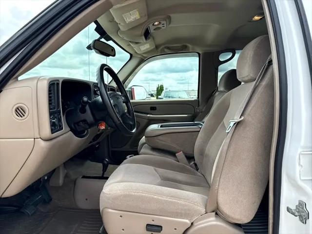 Photo of 2005 Summit White GMC Sierra 2500
